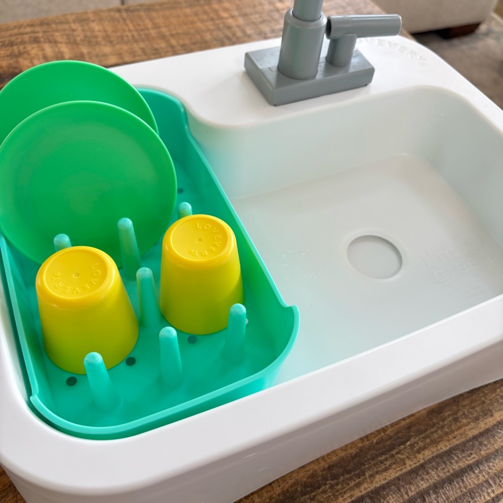Lovevery Sustainable Sink with Bio-Based Cups And Plates - Picture 3 of 4